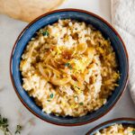 Zitronen-Risotto mit karamellisierten Zwiebeln in einer Schüssel