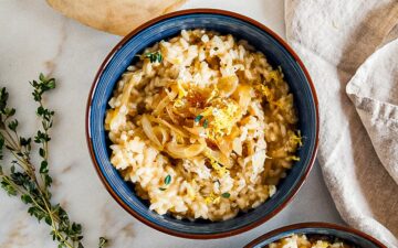 Zitronen-Risotto mit karamellisierten Zwiebeln in einer Schüssel