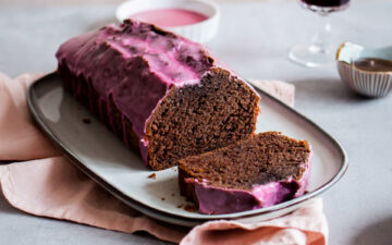 Saftiger Rotweinkuchen angeschnitten