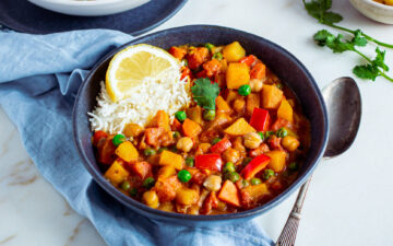 Gemüsecurry mit Reis in Schüssel