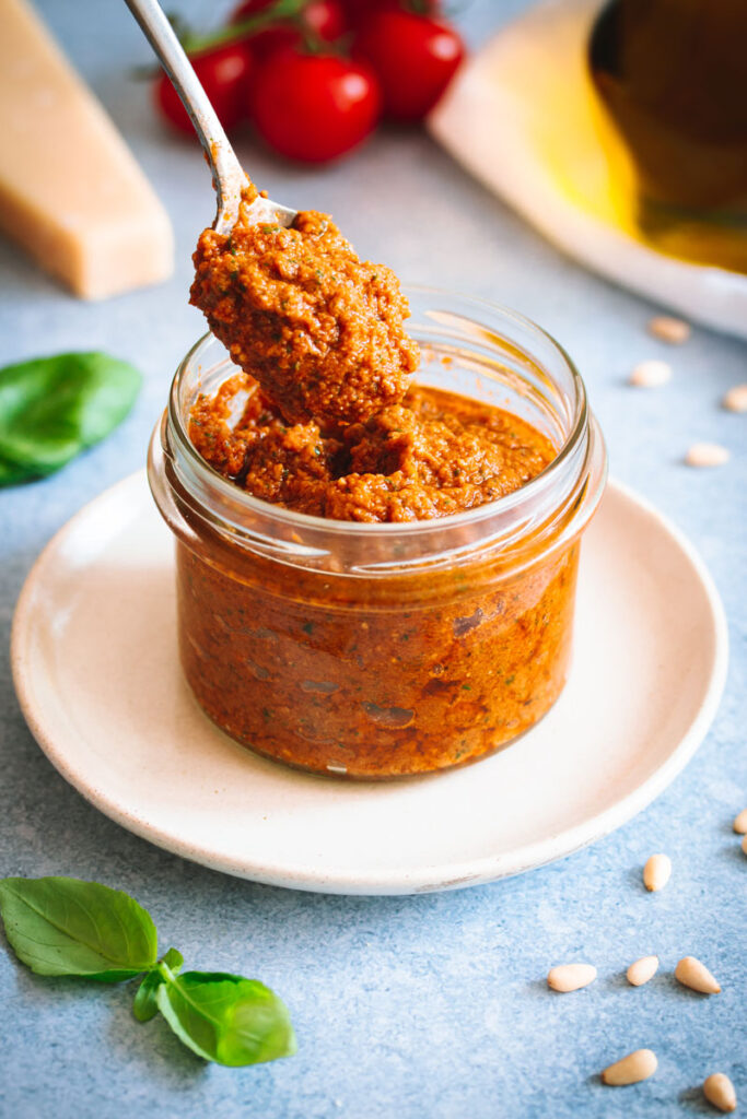 Pesto Rosso im Glas mit Löffel