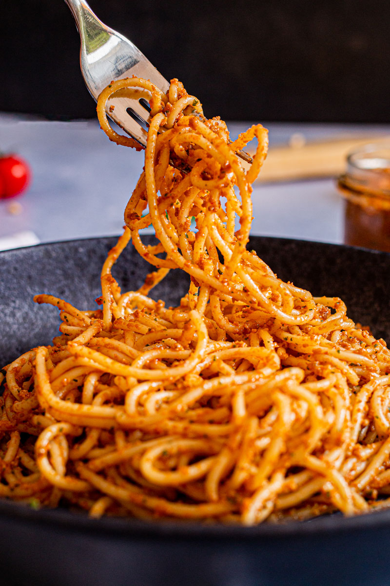 Pesto Rosso mit Spaghetti auf Gabel