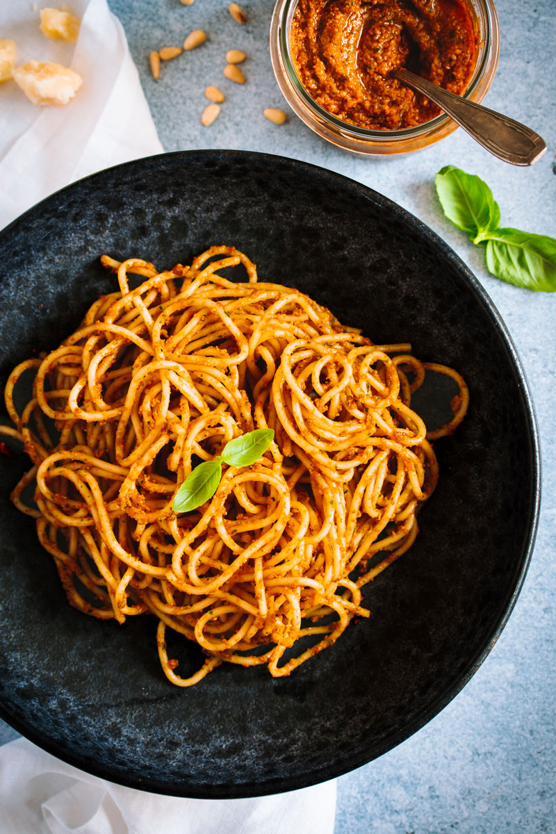 Pesto Rosso mit Spaghetti in dunklem Teller