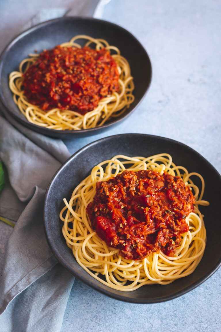 Zwei Teller mit Spaghetti und Bolognese