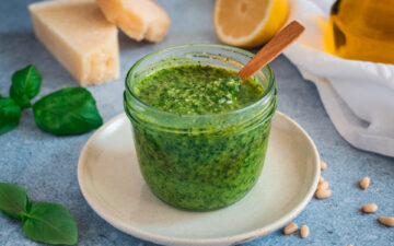 Basilkum-Pesto in einem Glas mit Holzlöffel