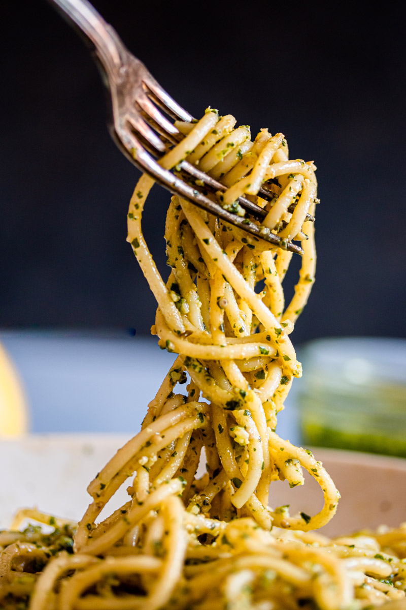 Spaghetti mit Pesto auf einer Gabel