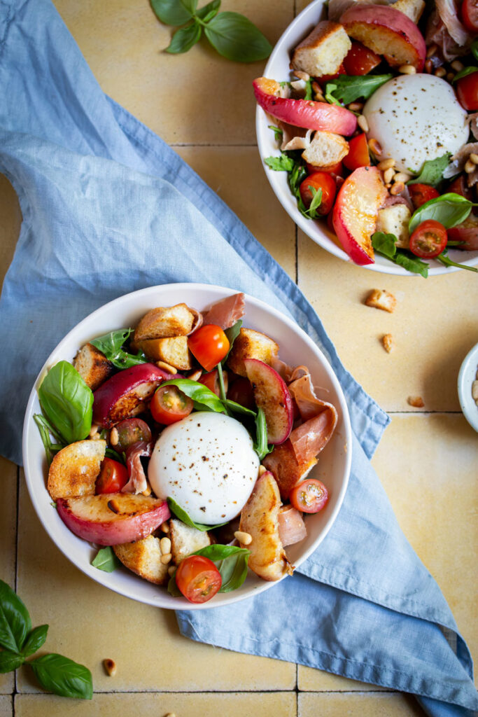 Italienischer Brotsalat mit Burrata – twopotatoes.de