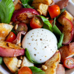 Italienischer Brotsalat mit Burrata