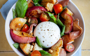 Italienischer Brotsalat mit Burrata