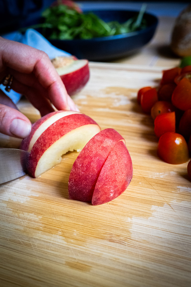 Pfirsich wird in Spalten geschnitten