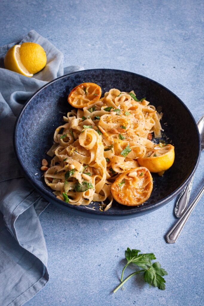 Pasta al limone auf blauem Teller