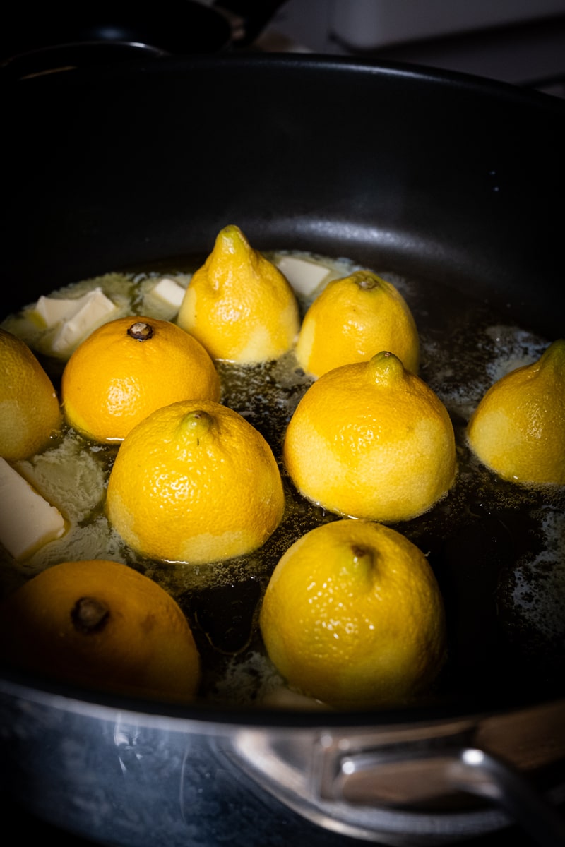Zitronen in Pfanne