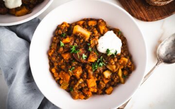 Linseneintopf mit Chorizo und Mangold-Chips