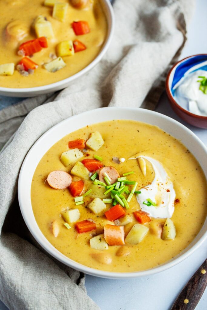 Einfache Kartoffel-Möhren-Suppe mit Würstchen – twopotatoes.de