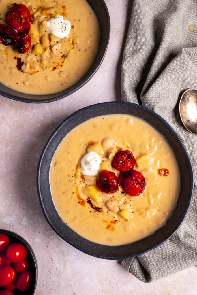 Miso-Bohnen-Suppe mit gerösteten Tomaten – twopotatoes.de
