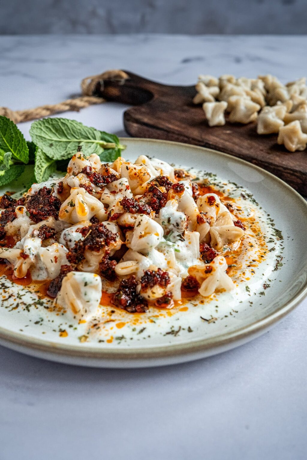 Türkische Manti mit Joghurtsauce und Tomaten-Öl – twopotatoes.de