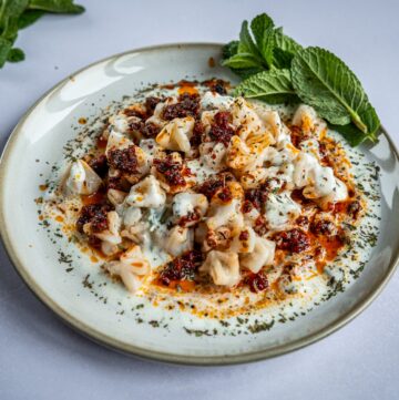 Manti mit Joghurtsauce und Tomaten-Öl