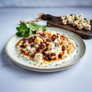 Manti auf Teller angerichtet
