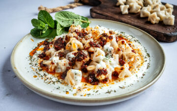 Manti auf Teller angerichtet