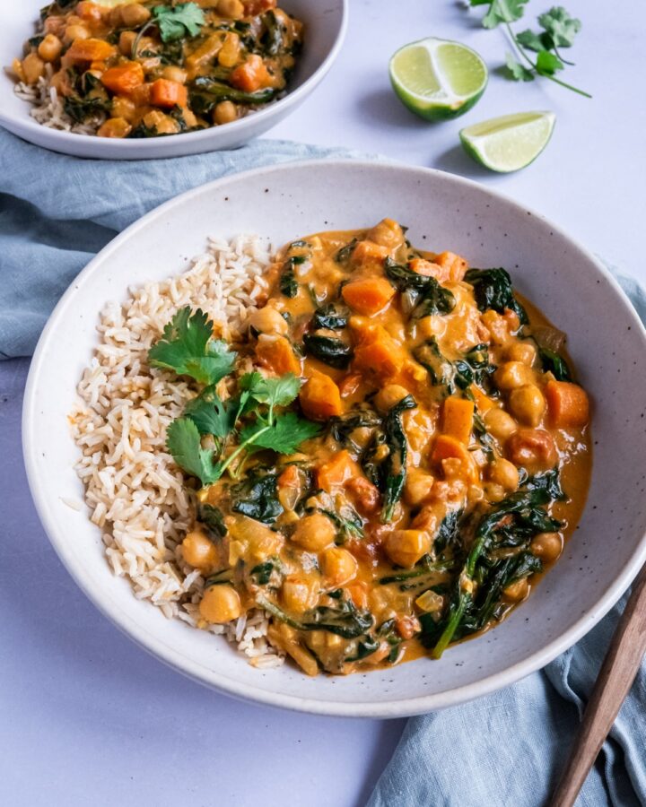 Kichererbsen-Spinat-Curry mit Reis angerichtet