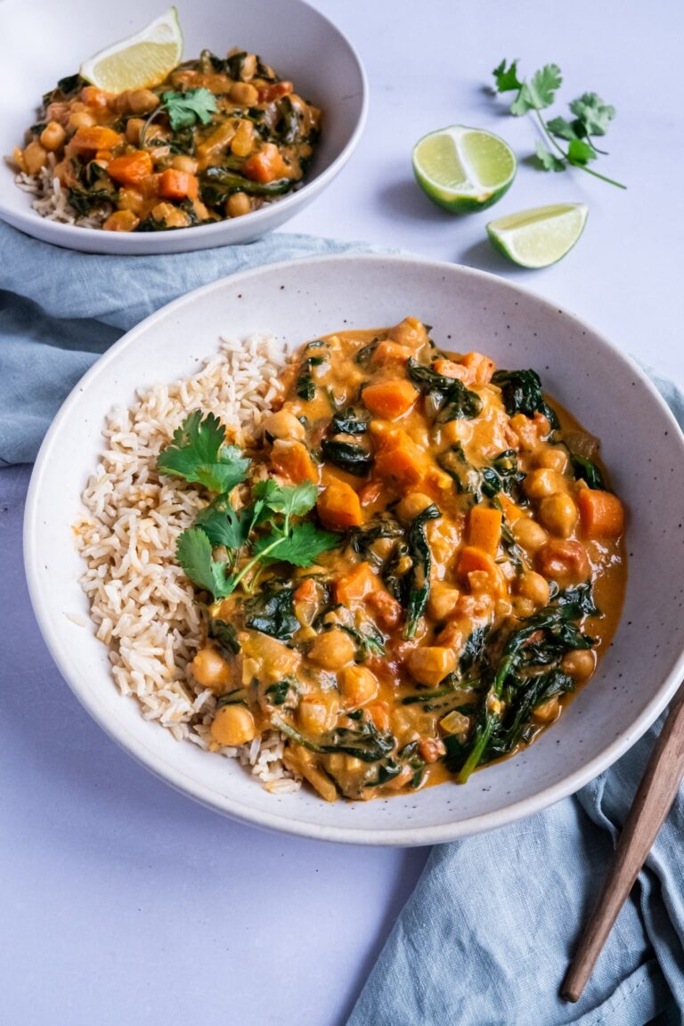 Kichererbsen-Spinat-Curry mit Reis angerichtet