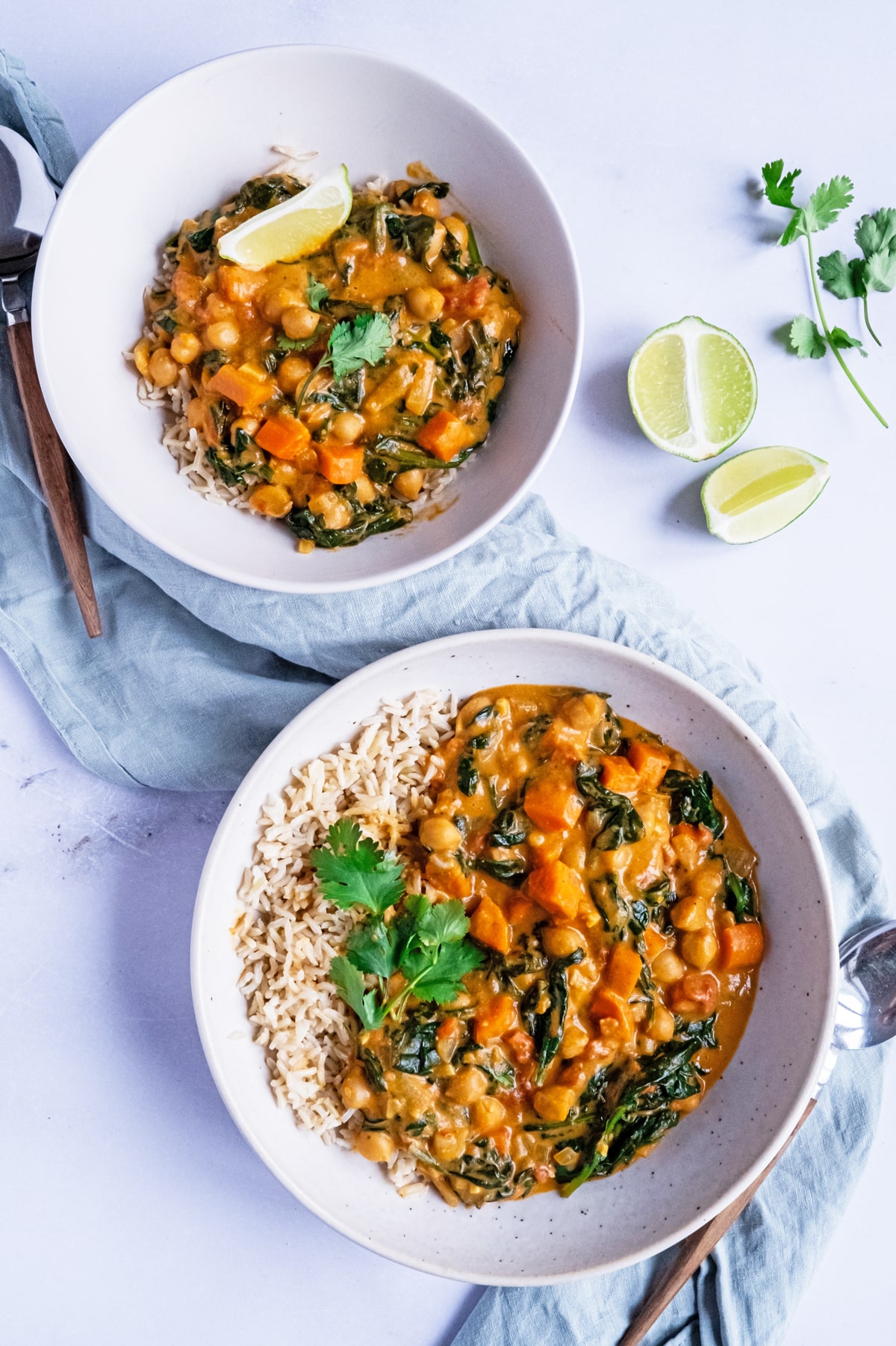 Curry in zwei Schüsseln angerichtet