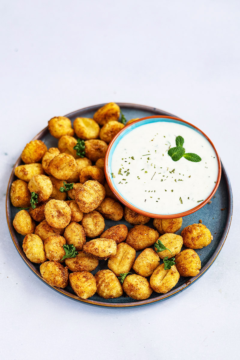 Gnocchi auf Teller mit Joghurtsauce