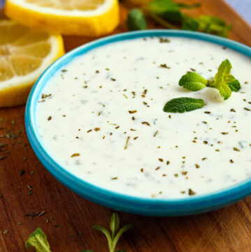 Joghurt-Minz-Dip in Schale