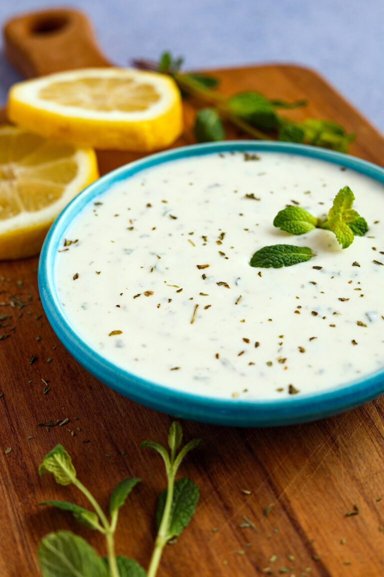 Joghurt-Minz-Dip in Schale