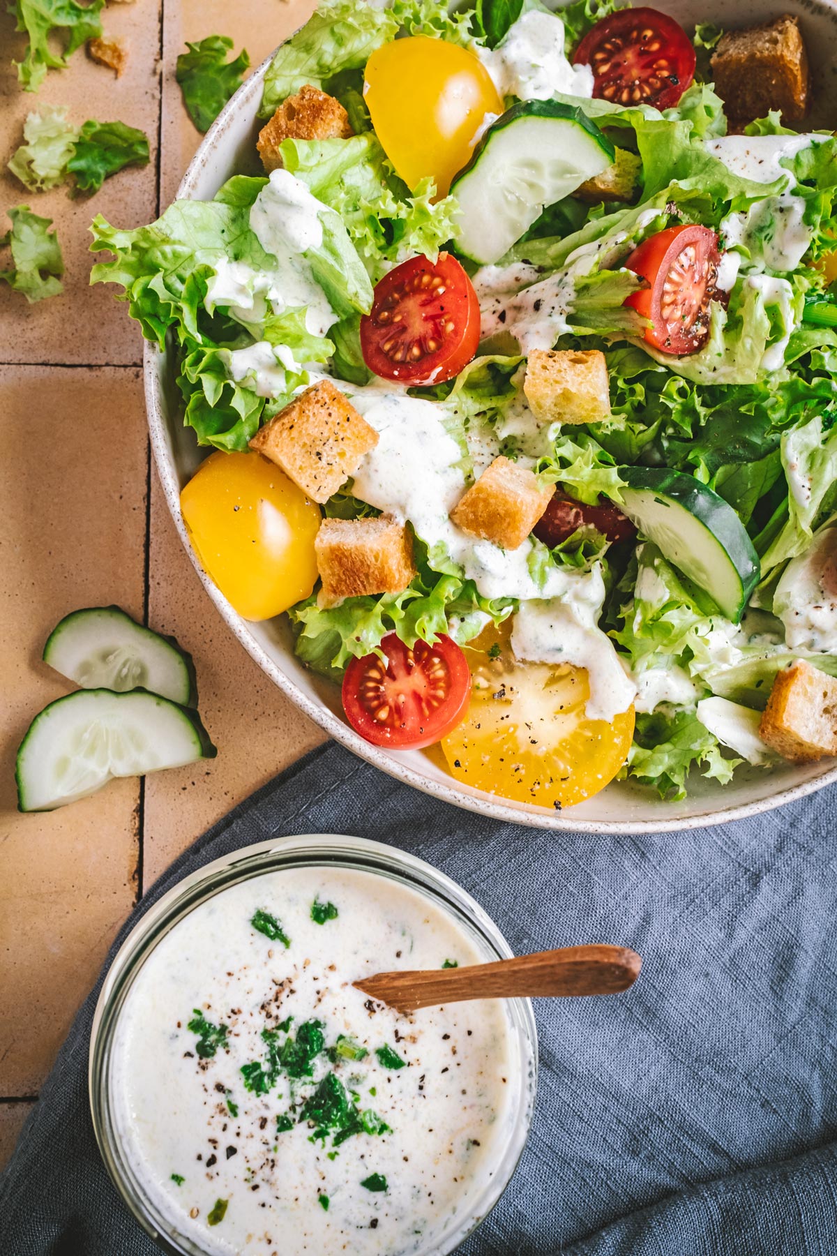 Bunter Salat mit Kräuter-Sahnedressing