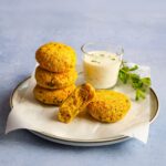 Couscous-Bratlinge mit Käse auf Teller