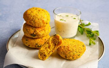 Couscous-Bratlinge mit Käse auf Teller