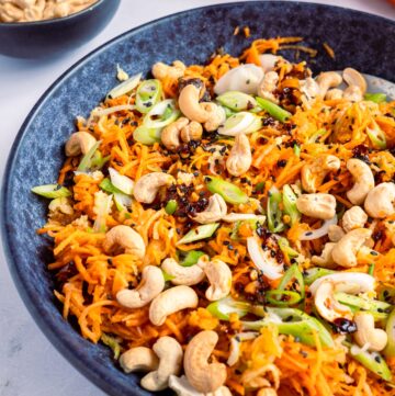 Asiatischer Karottensalat mit gerösteten Cashewkernen