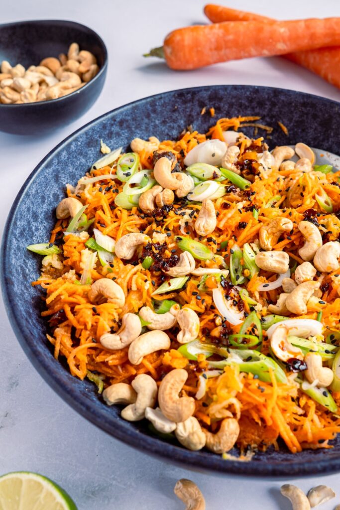 Asiatischer Karottensalat mit gerösteten Cashewkernen