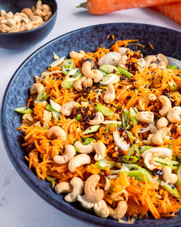 Asiatischer Karottensalat mit gerösteten Cashewkernen