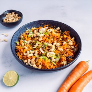 Asiatischer Karottensalat mit gerösteten Cashewkernen