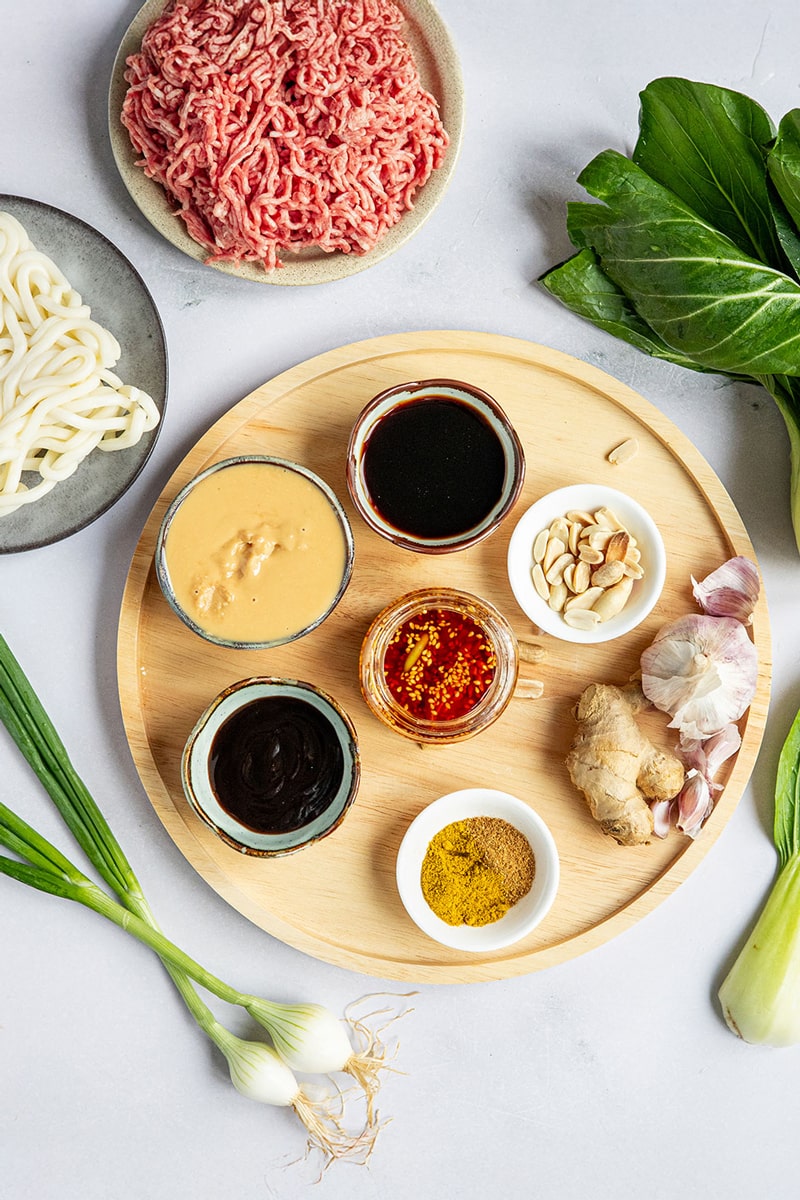 Zutaten für Dan Dan Nudeln in pikanter Erdnusssauce