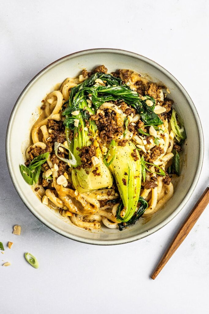 Dan Dan Nudeln mit pikanter Erdnusssauce