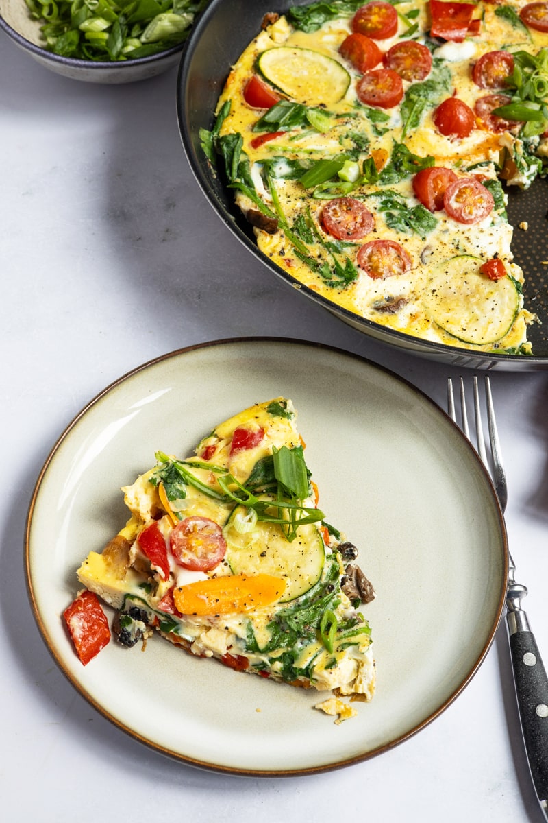 Ein Stück Frittata auf Teller