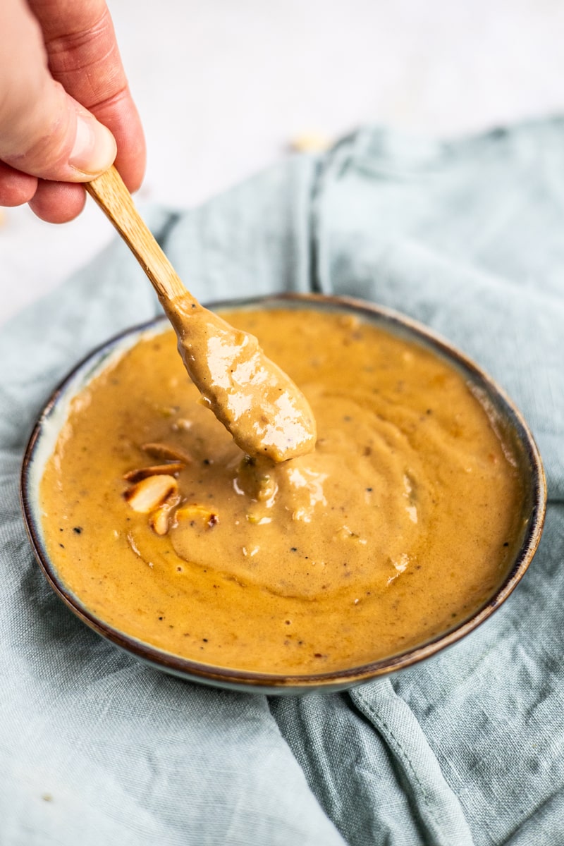 Löffel in Erdnusssauce