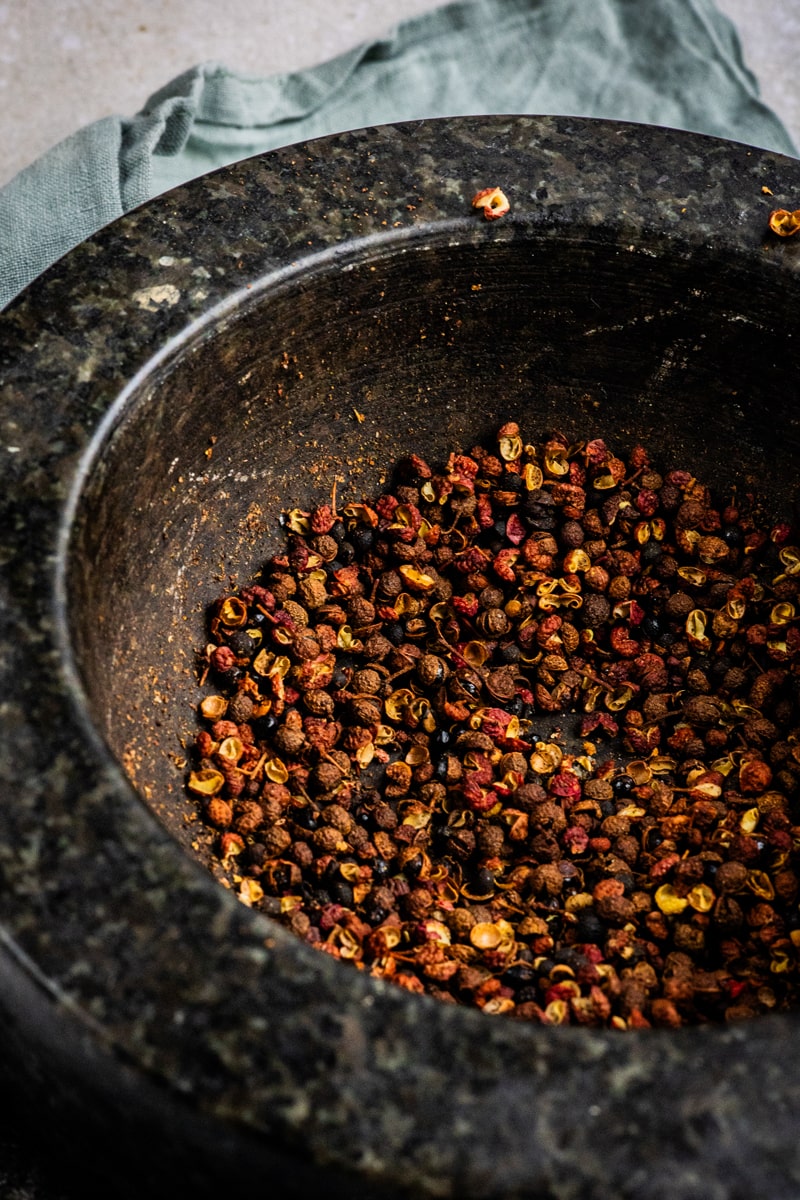 Szechuan-Pfeffer in einem schwarzen Mörser