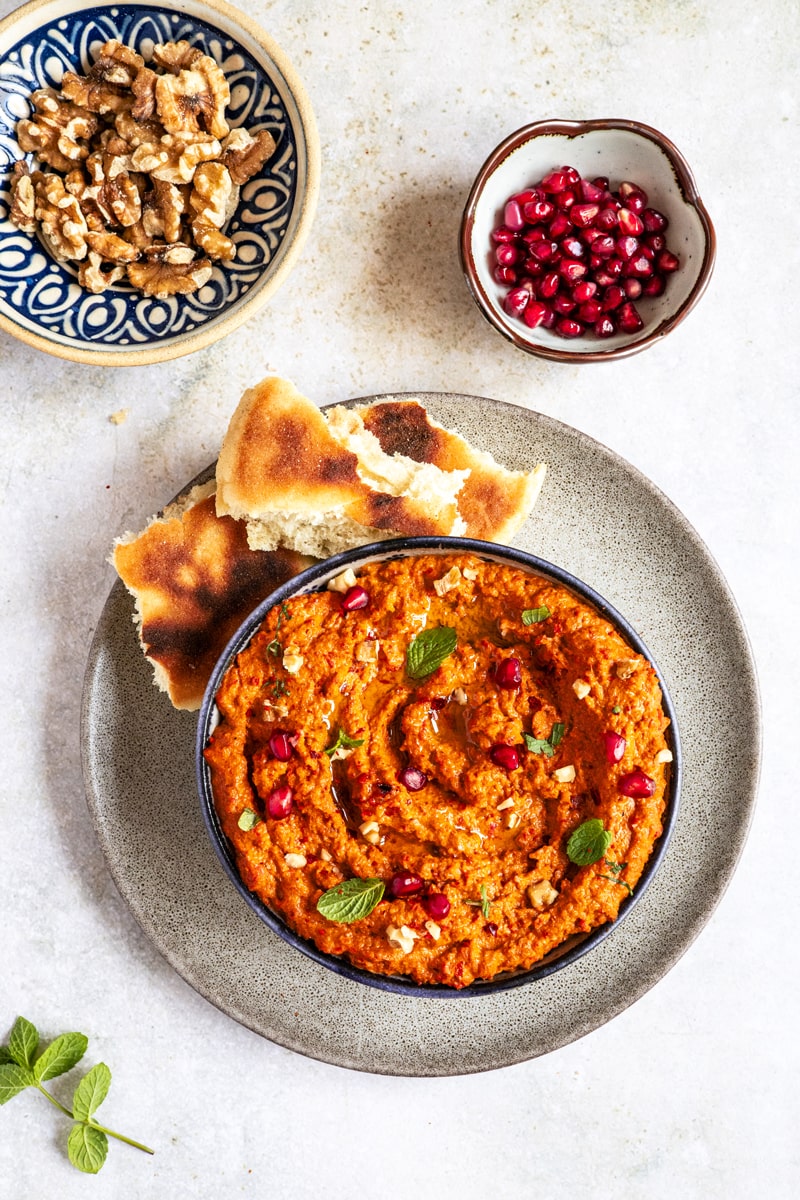 Muhammara mit Brot
