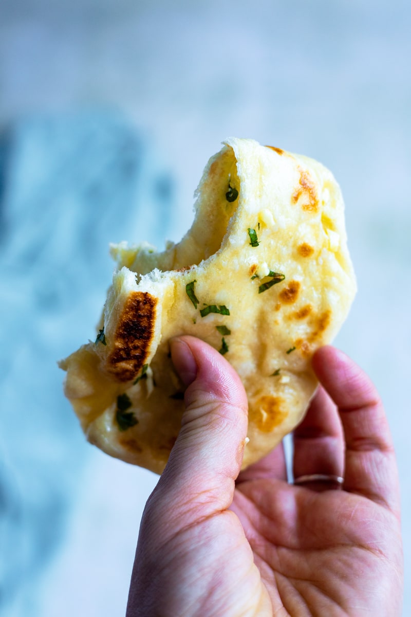 Naan-Brot abgebissen