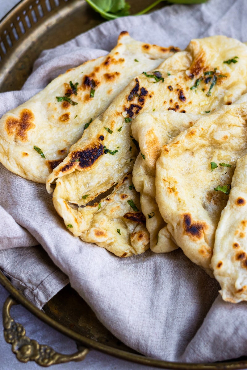 Veganes Naan-Brot in Korb