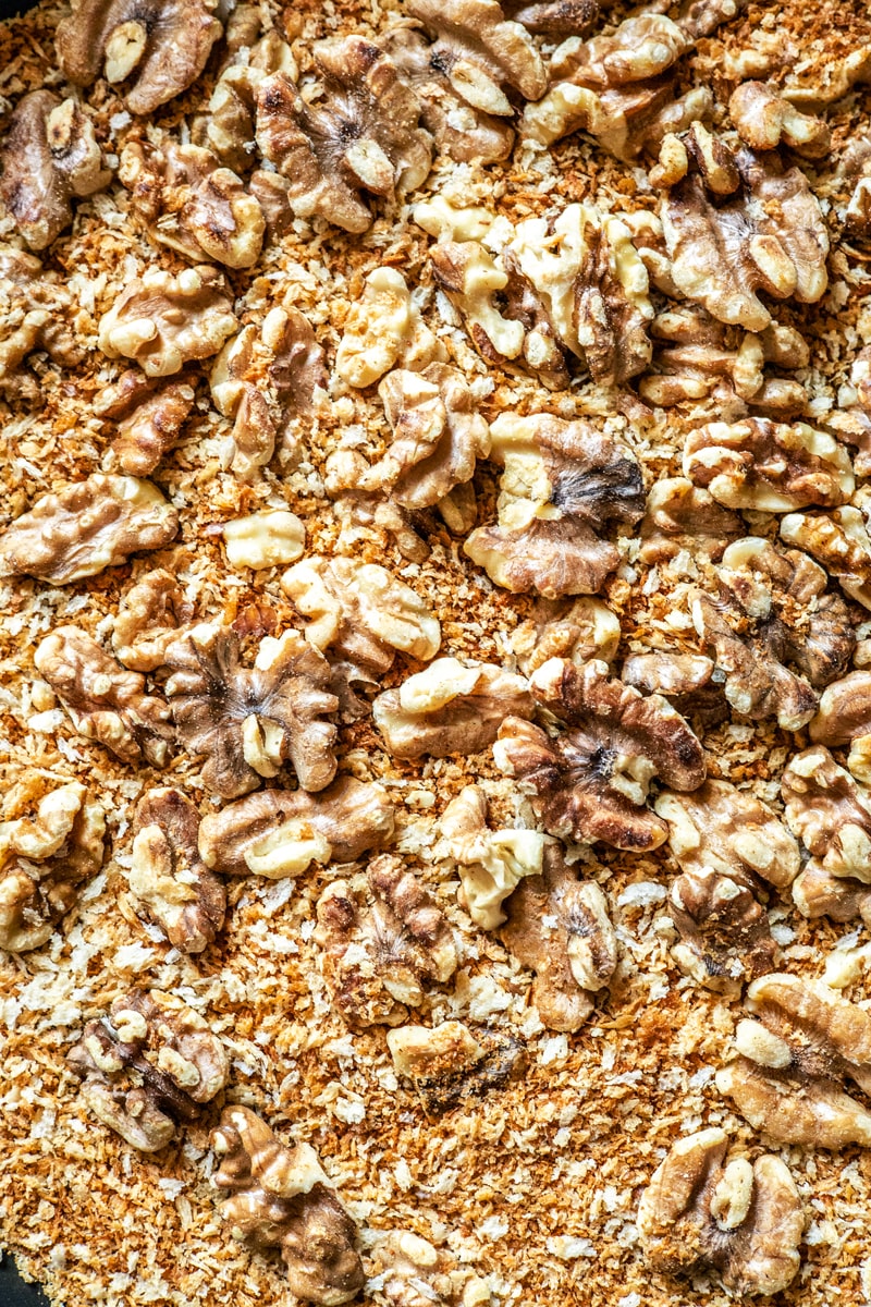 Nüsse und Panko in Pfanne