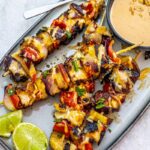 Saftige Hähnchenspieße mit Ananas und Erdnusssauce