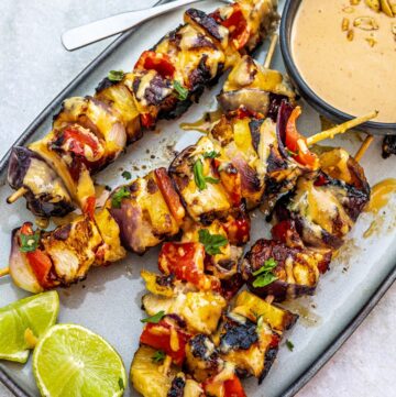 Saftige Hähnchenspieße mit Ananas und Erdnusssauce
