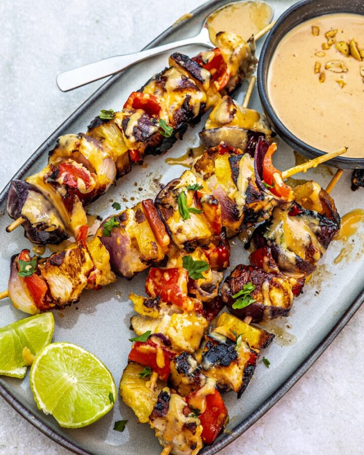 Saftige Hähnchenspieße mit Ananas und Erdnusssauce