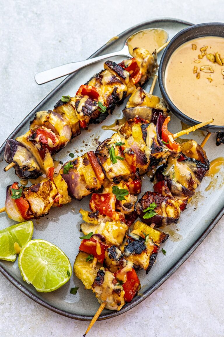 Saftige Hähnchenspieße mit Ananas und Erdnusssauce
