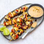 Saftige Hähnchenspieße mit Ananas und Erdnusssauce